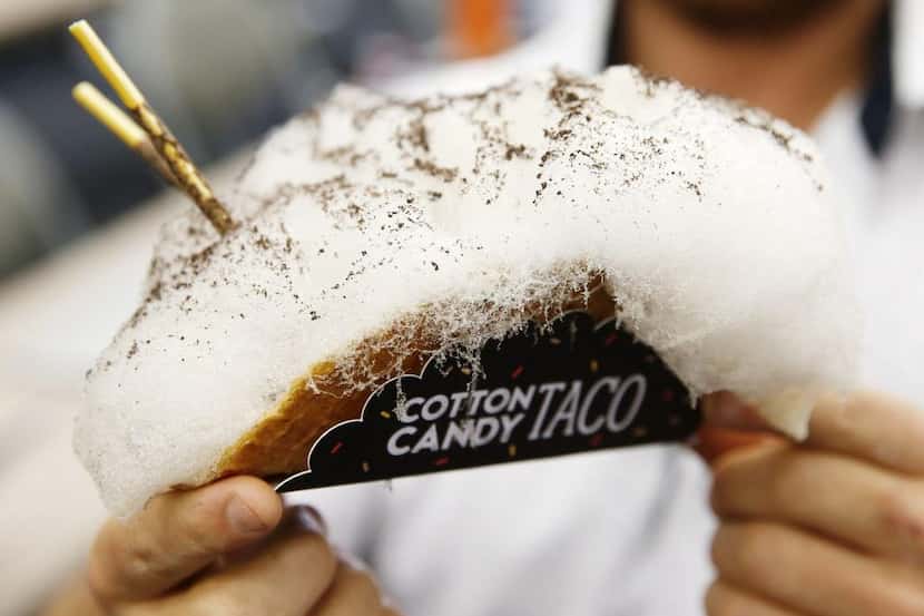 Justin Martínez muestra su creación Cotton Candy Taco o taco de algodón de azúcar, el...