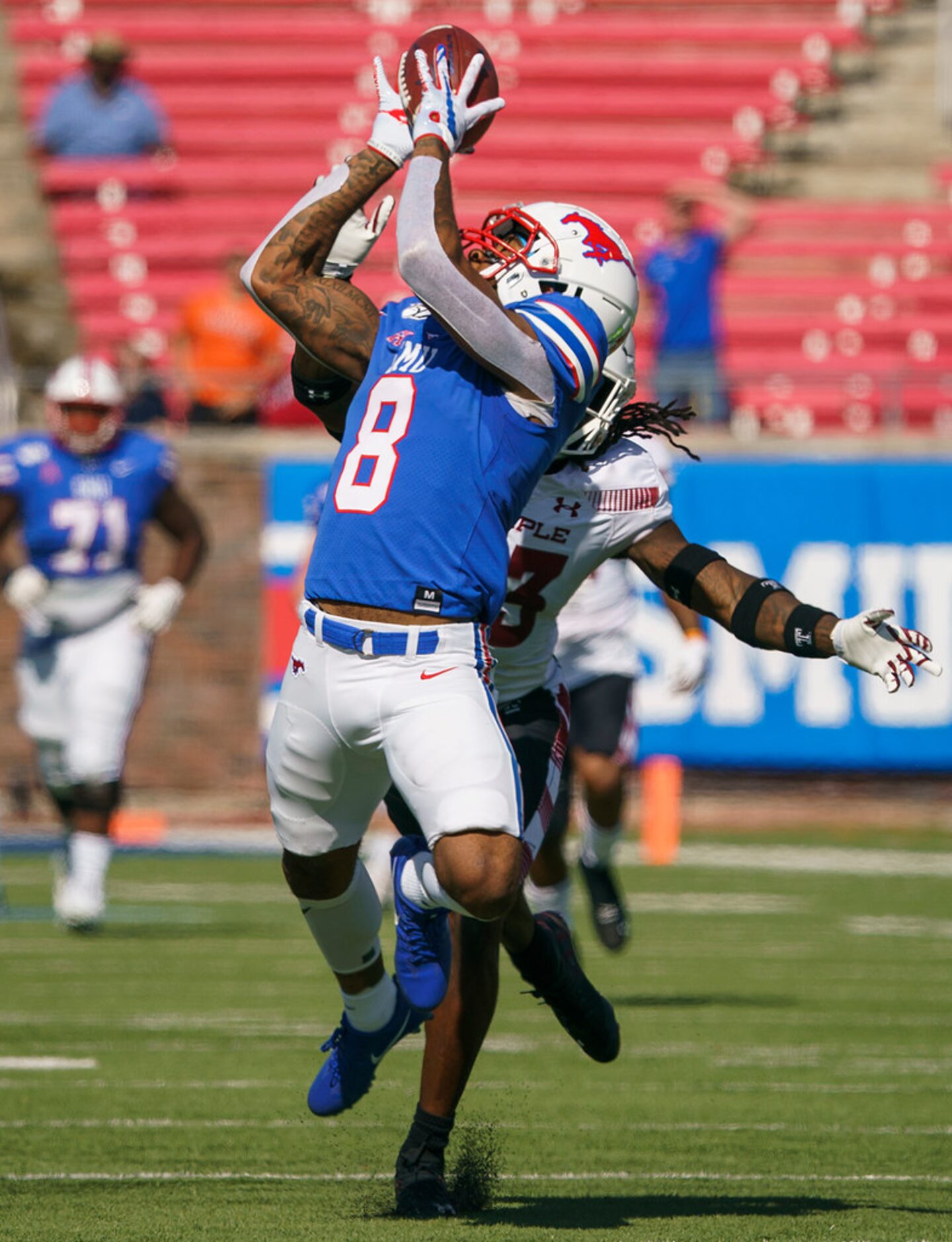 SMU wide receiver Reggie Roberson Jr. (8) hauls in a 54-yard pass as Temple cornerback...