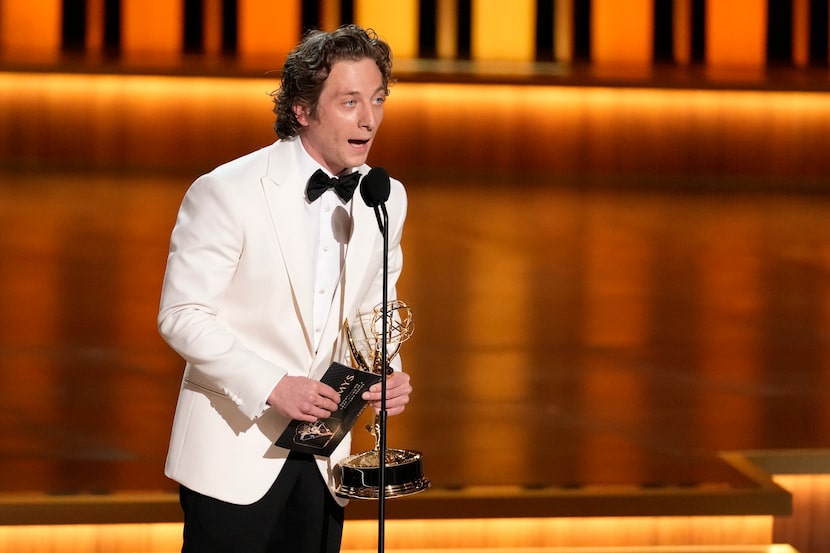 Jeremy Allen White recibe el premio a mejor actor de una serie de comedia por "The Bear" en...