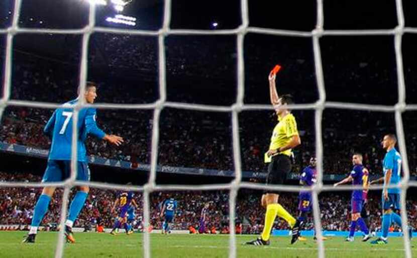 El árbitro Ricardo Burgos muestra la tarjeta roja al portugués Cristiano Ronaldo, del Real...