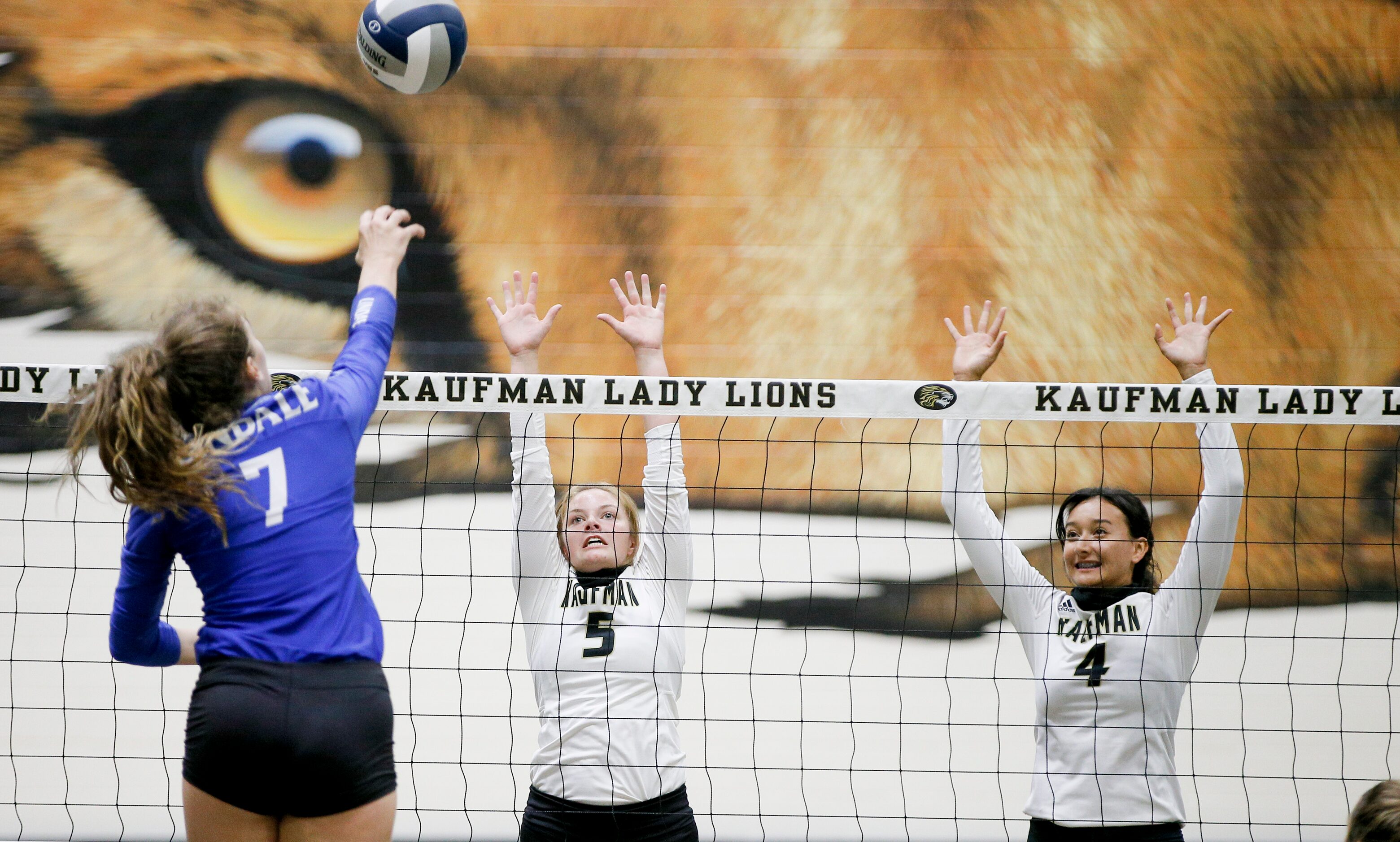 LindaleÕs Shelbi Steen (7) spikes the ball as KaufmanÕs Taylor Sandberg (5) and Evelyn Ramos...