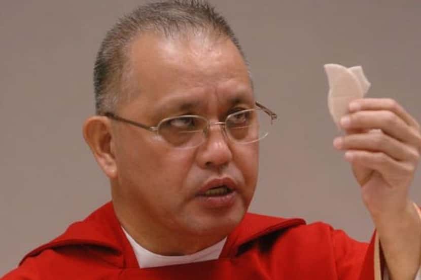 El padre Edmundo Paredes ha sido acusado de abusar a tres jóvenes. El prelado habría fugado...