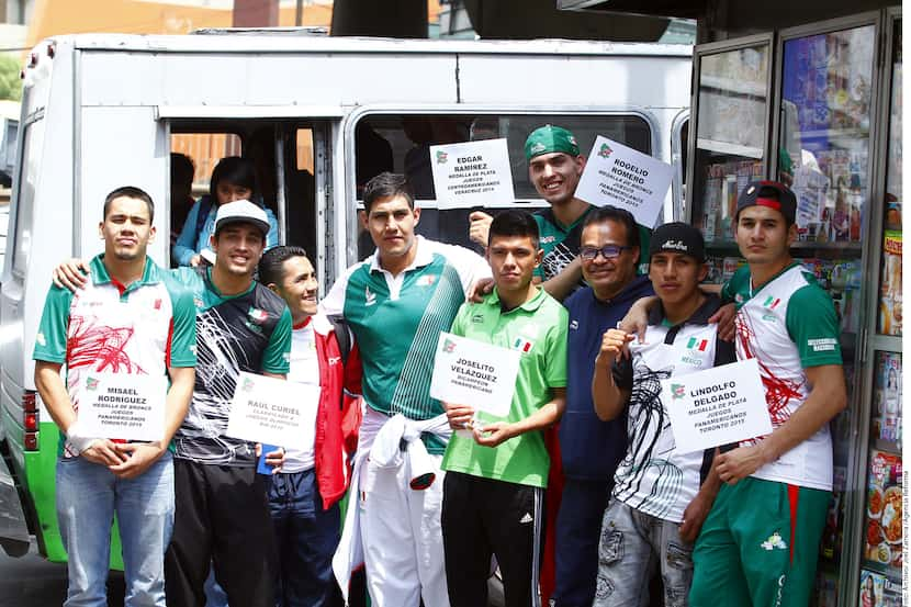 El boxeador Misael Rodríguez (izq.) pidió junto a sus compañeros dinero en las calles para...