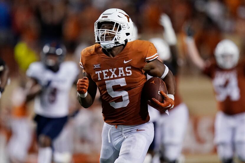 Texas running back Bijan Robinson (5) runs for a 78-yard touchdown against UTSA during the...
