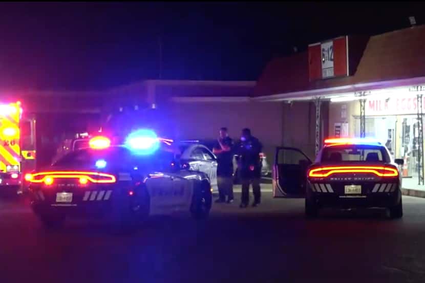 Oficiales de la policía de Dallas en el estacionamiento de una tienda ubicada en el 1200 de...