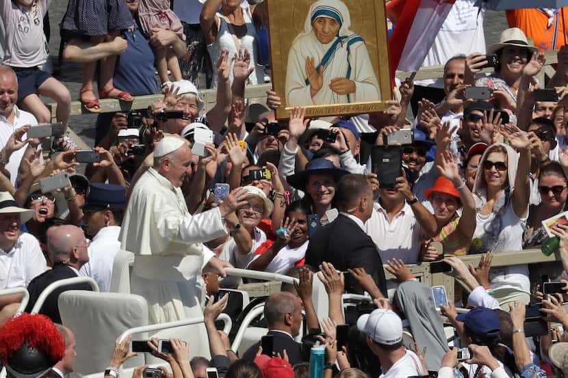 El papa Francisco ingresa a la plaza de San Pedro durante la ceremonia de canonización de la...