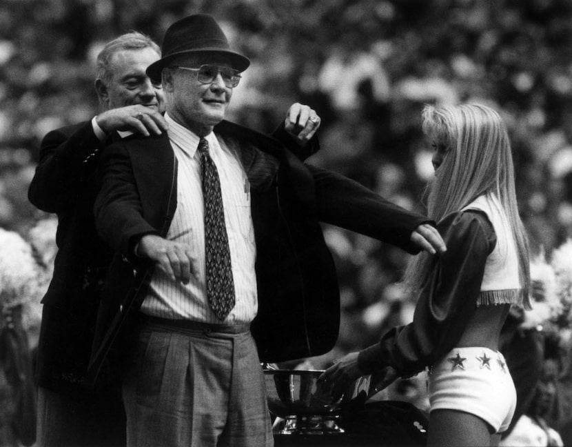 1/22/83--- Jerry Jones places a jacket on Tom Landry.