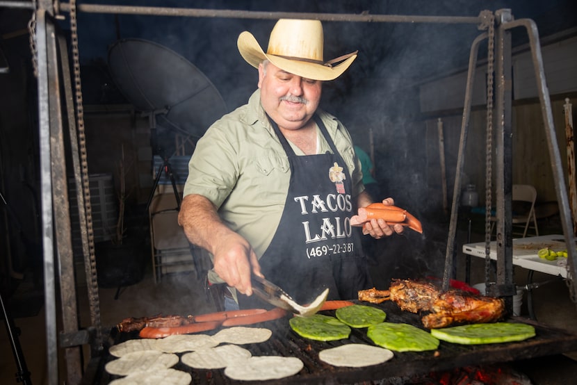 Eduardo Montemayor, regiomontano dueño de Tacos Lalo, termina de cocinar a la parrilla en...