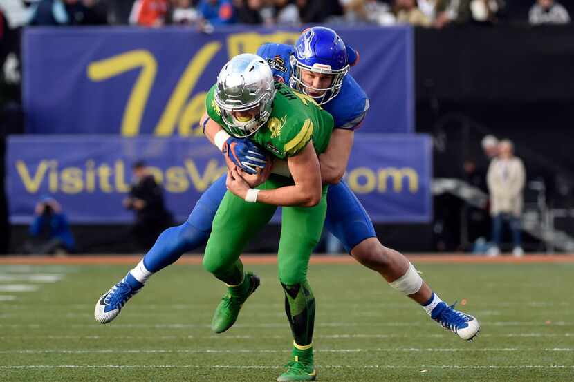LAS VEGAS, NV - DECEMBER 16:  Leighton Vander Esch #38 of the Boise State Broncos tackles...