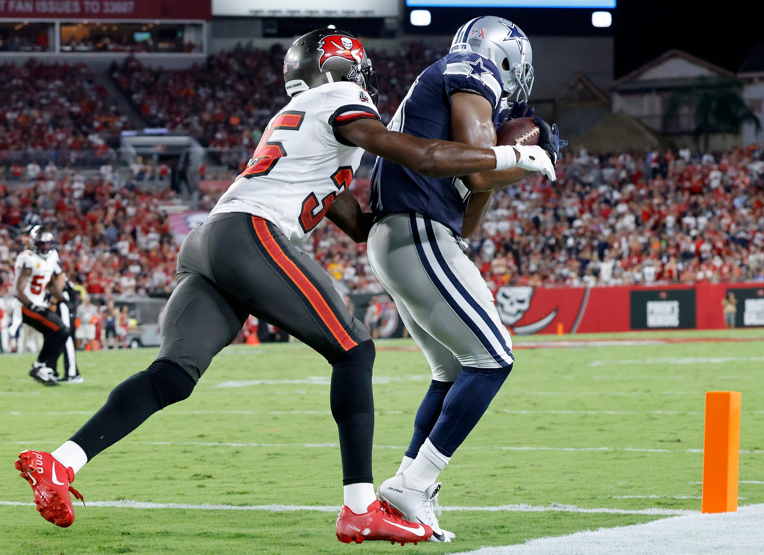 Dallas Cowboys wide receiver Amari Cooper (19) pulls in a second quarter touchdown pass in...