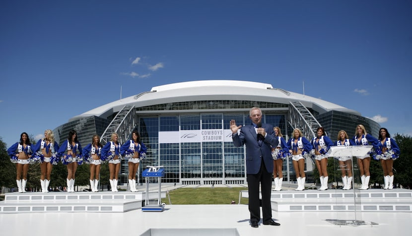 Jones inaugura el nuevo estadio en 2009. Foto DMN