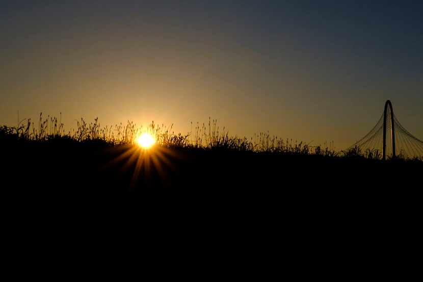 El sol se pone en una tarde de verano en Dallas. Al fondo, el puente Margaret Hunt Hill.smi