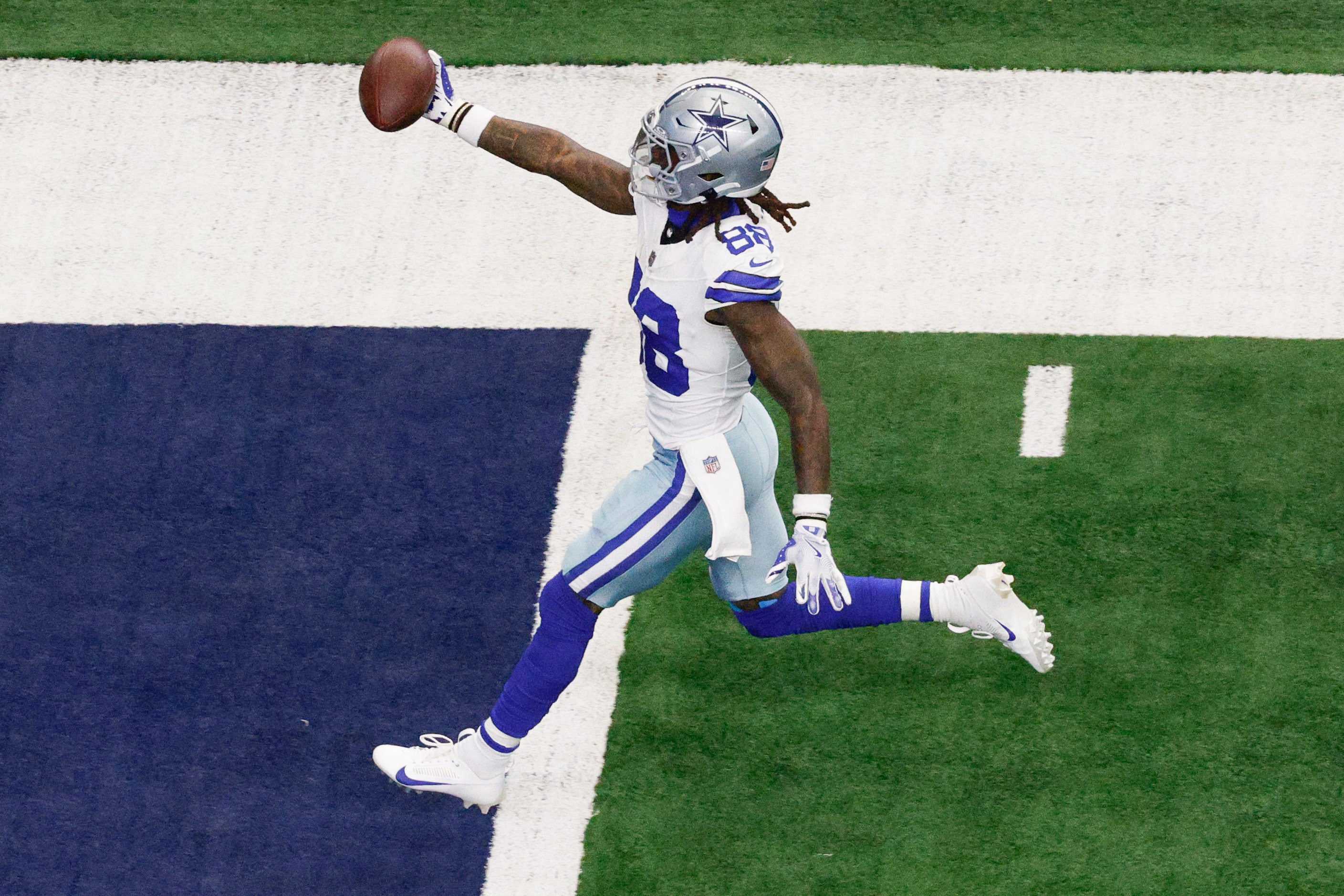 Dallas Cowboys wide receiver CeeDee Lamb (88) scores a touchdown against  New Orleans Saints...