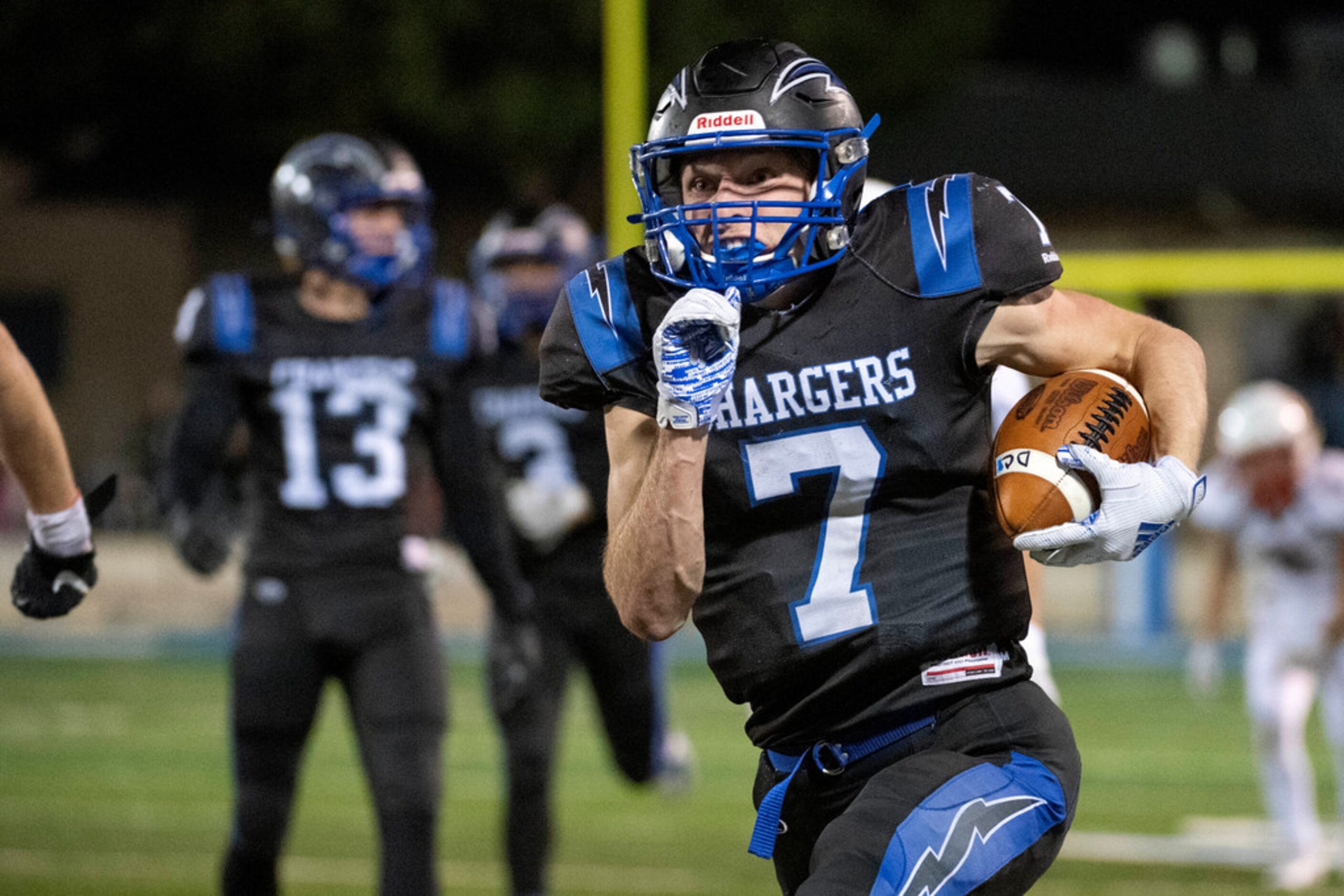 Dallas Christian junior running back TJ King (7) breaks away on a long run against Fort...