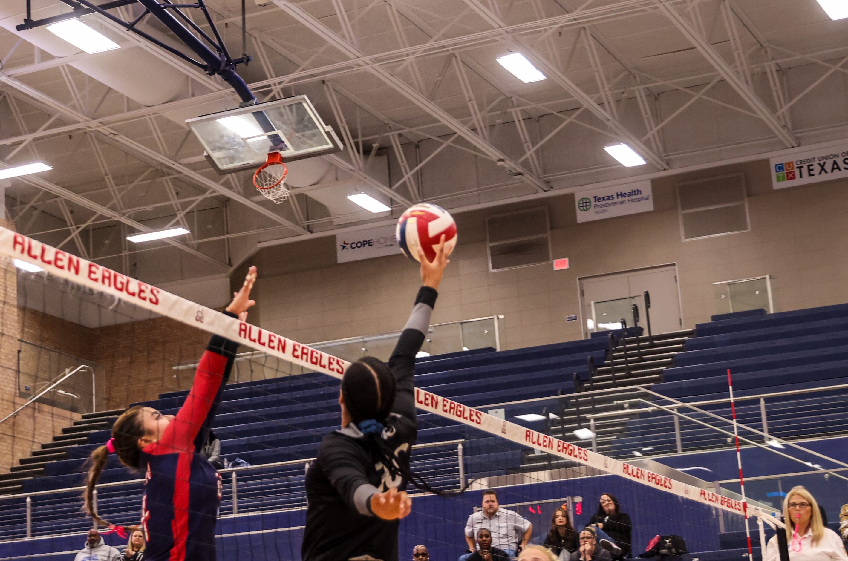 Allen junior Alyssandra Boyte (14) and Denton Guyer sophomore Sydney Barret (19) reach for...