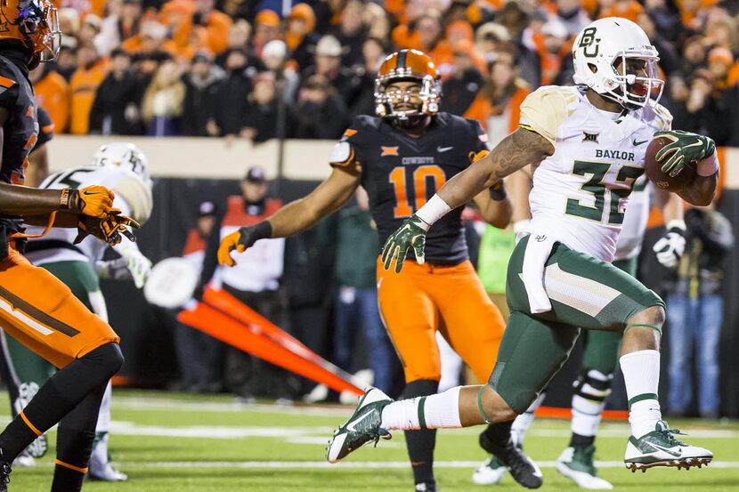 Baylor running back Shock Linwood (32) scores on a 5-yard touchdown run during the first...