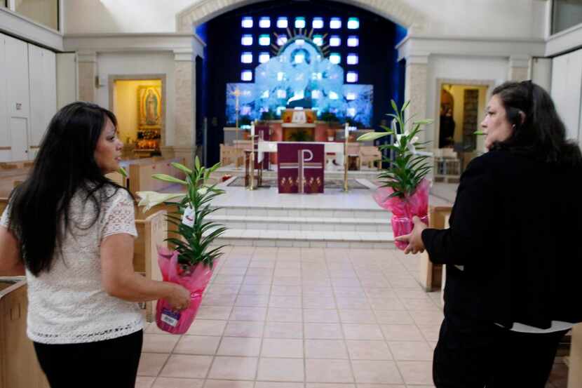 Dolores Puga (izq.), y Patricia Rodríguez llevan floreros que colocarán cerca del altar de...