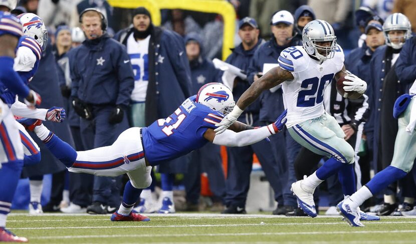 Dallas Cowboys running back Darren McFadden (20) attempts to break away from Buffalo Bills...