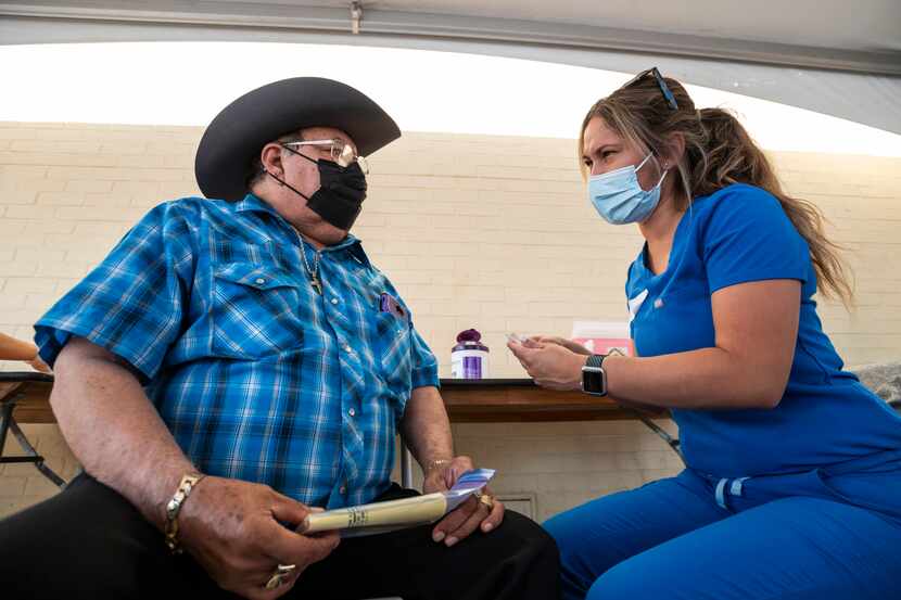 Ramón Franco, de 68 años, platica con la enfermera Lorena Ramirez antes de recibir su dosis...