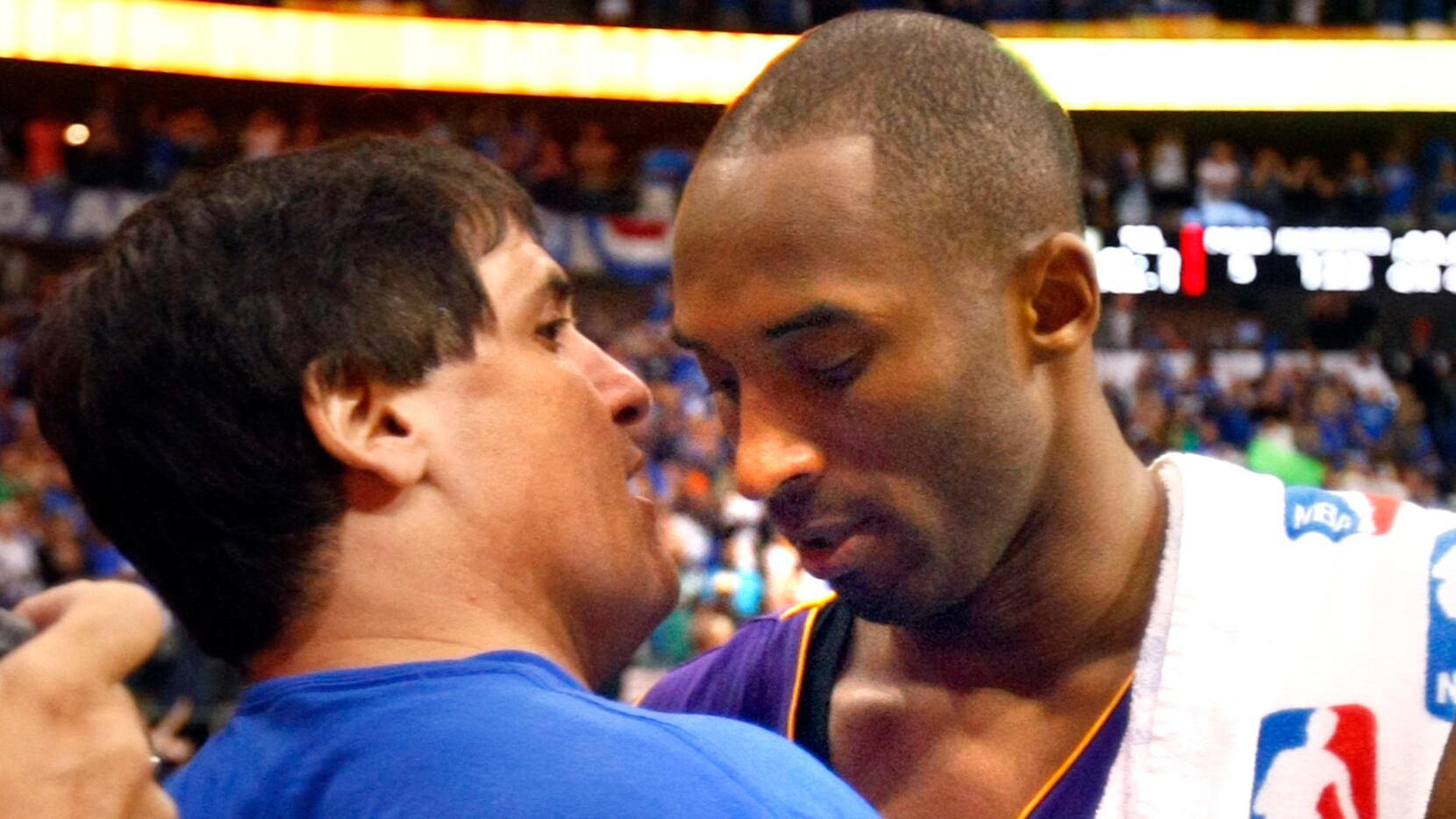 Kobe Bryant bites his jersey in Dallas.JPG