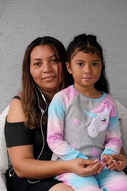Lili Montalván y su hija Roxana fotografiadas en su casa de Fort Lauderdale, Florida, el 25...