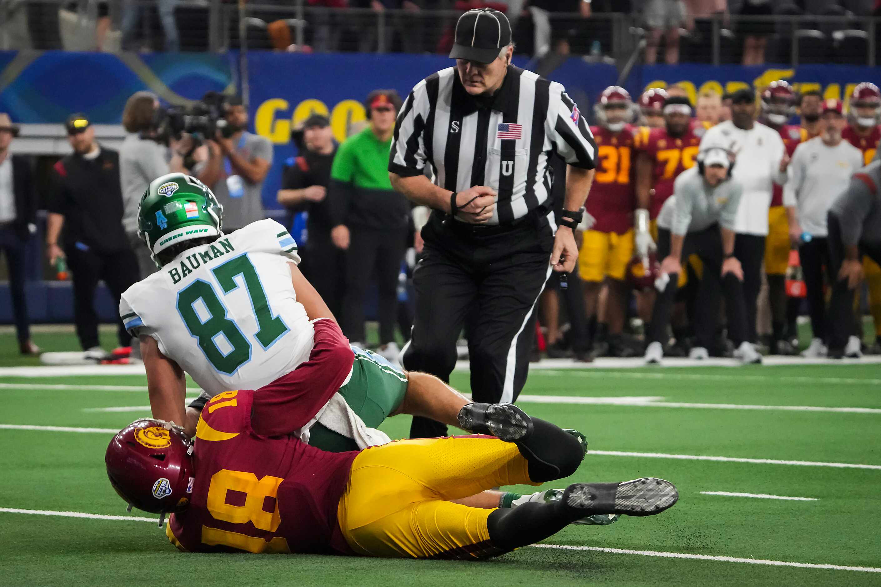 Tulane tight end Alex Bauman (87) catches a 6-yard touchdown pass as USC linebacker Eric...