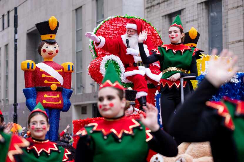 Santa Claus participa en el desfile navideño Dallas Holiday Parade que se realizó el fin de...