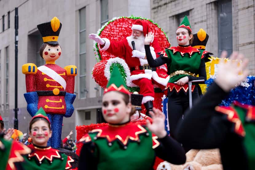 Santa saluda durante el Dallas Holiday Parade el sábado 4 de diciembre de 2021 en Commerce...