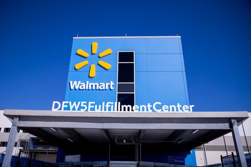 El exterior de la nueva bodega de Walmart en Lancaster.