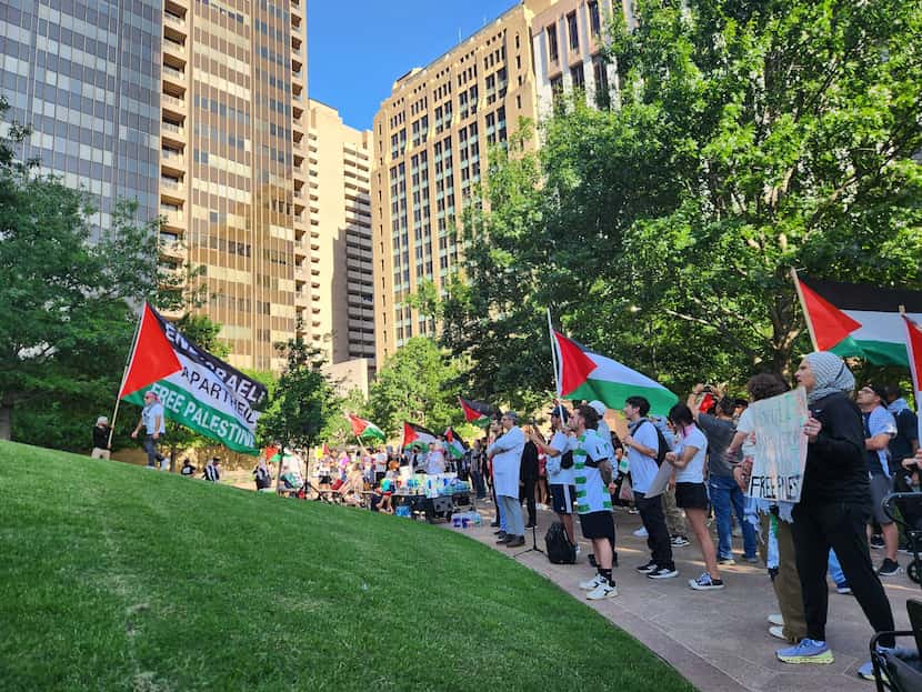 Unas 200 personas pro Palestina se concentraron también el martes en el Civic Garden del...