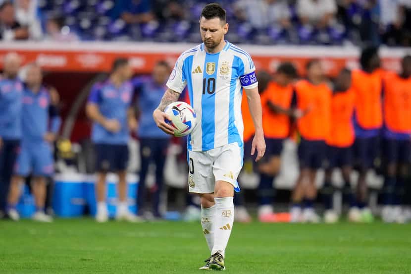 Lionel Messi, de la selección de Argentina, camina con el balón hacia el punto penal durante...