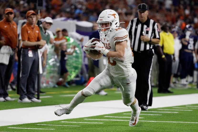 Texas wide receiver Jake Smith (16) scores on a 12-yard reception against Rice during the...