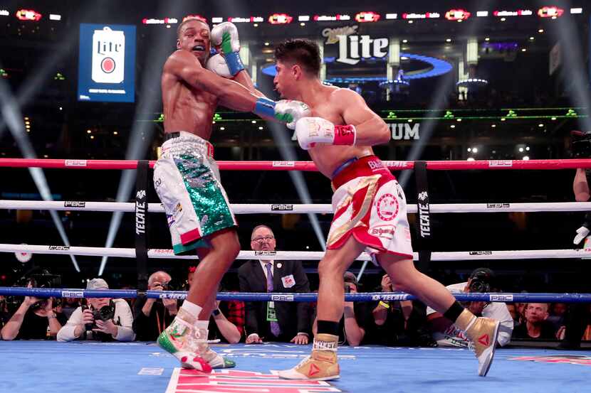 Errol Spence Jr.(izq) pelea en contra de Mikey García en el combate celebrado el 16 de marzo...