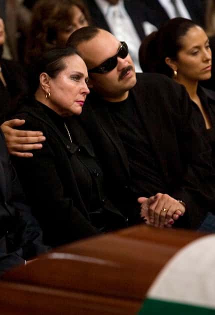El cantante mexicano Pepe Aguilar, centro, abraza a su madre Flor Silvestre en el funeral de...