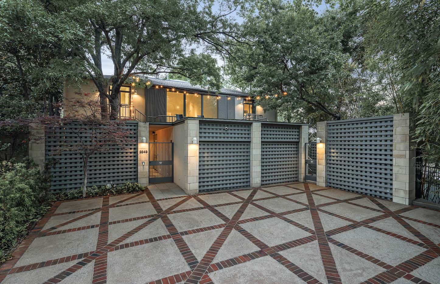 Built in 1988, this home along Turtle Creek was designed by architect Bud Oglesby.