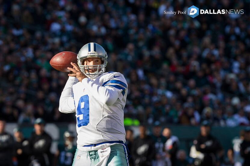 Dallas Cowboys quarterback Tony Romo (9) throws a 3-yard touchdown pass to wide receiver...