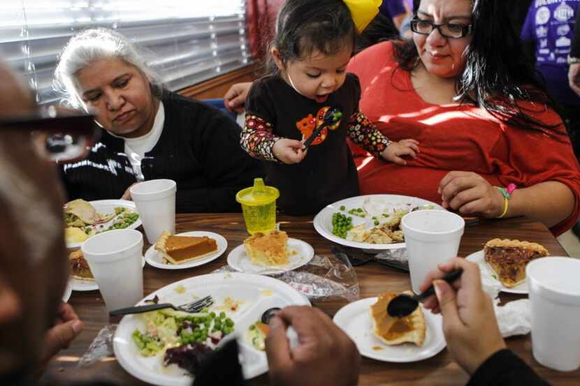 Una familia come en Norma’s Cafe durante el Thanksgiving del año pasado. Foto DMN
