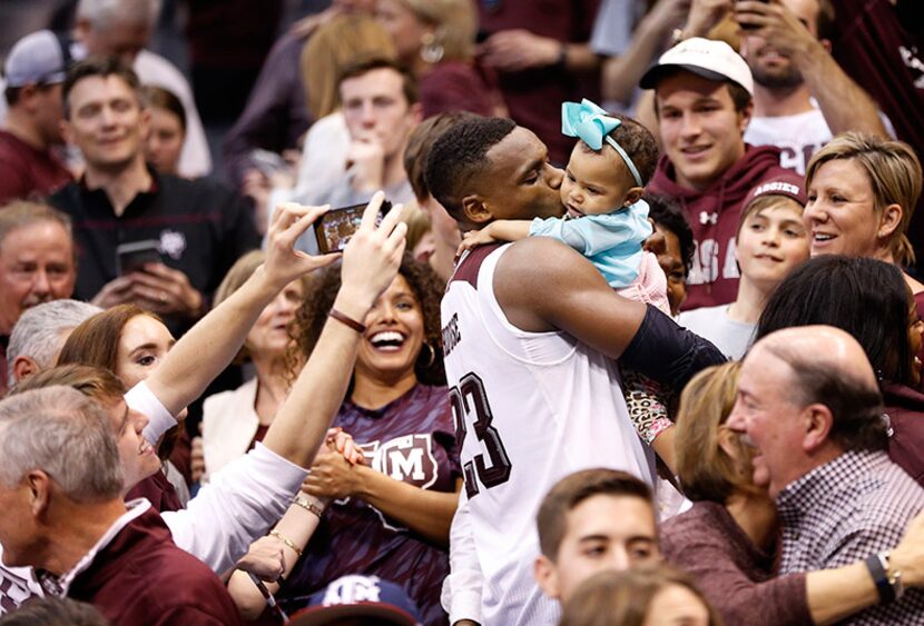  Texas A&M Aggies guard Danuel House (23) kisses his daughter, Ava Kennedy House, after...