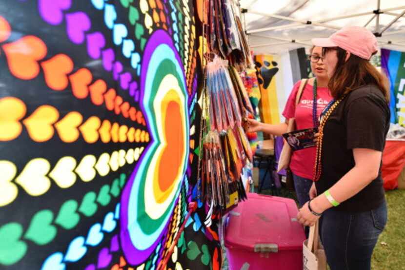 Emma Román durante el Texas Latino Pride Day Festival de 2017 en Reverchon Park.