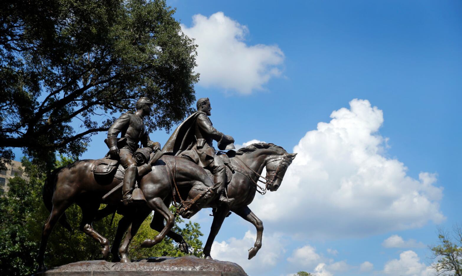 The Robert E. Lee statue is in Robert E Lee Park, in the Turtle Creek area of Dallas.