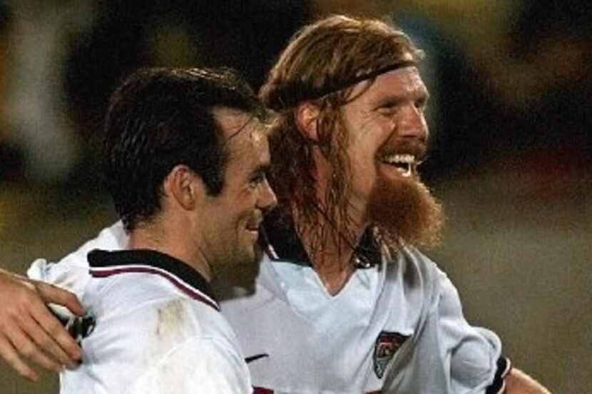 Alexi Lalas (de barba) festeja con Mike Burns después de que la selección de Estado Unidos...