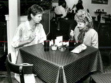 Two women enjoy lunch at Carshon's in 1987. 