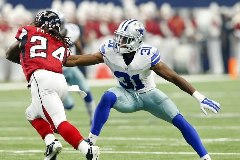 Dallas Cowboys cornerback Byron Jones (31) reaches for Atlanta Falcons running back Devonta...