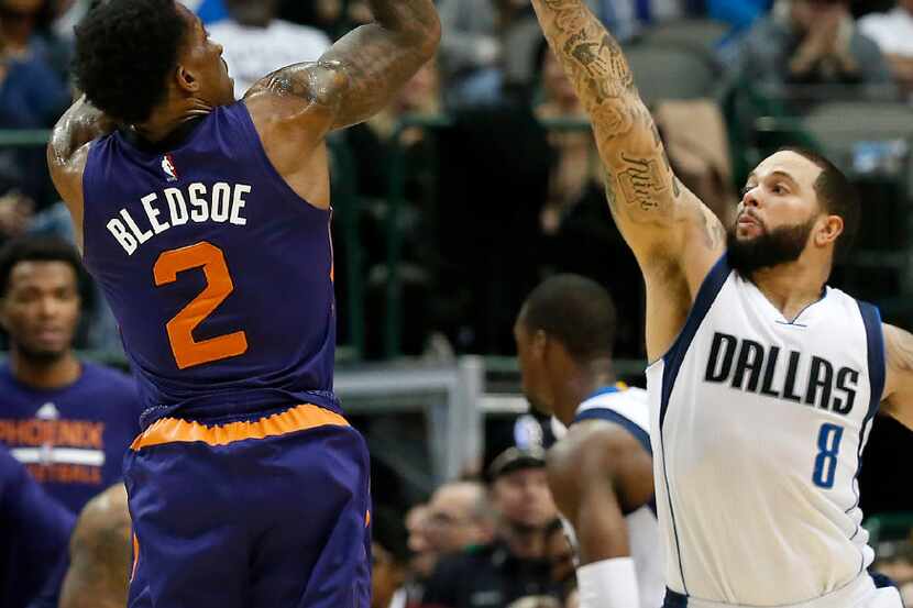 Phoenix Suns guard Eric Bledsoe (2) shoots a 3-pointer over Dallas Mavericks guard Deron...