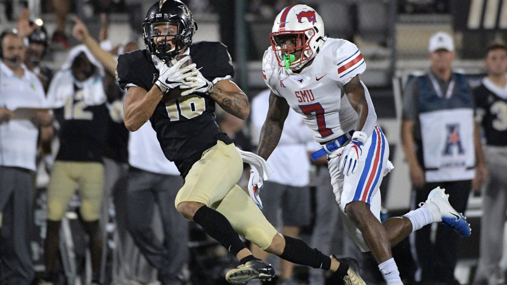 Central Florida wide receiver Tre Nixon (16) catches a pass in front of SMU cornerback...