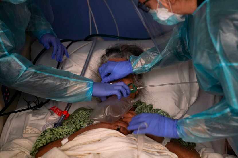 Una paciente con covid-19 es puesta en ventilador en un hospital de Orange County,...