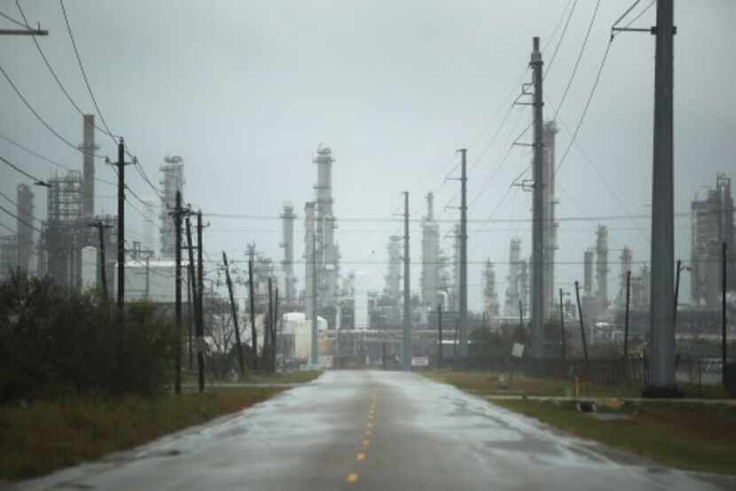 Una refinería de petróleo, antes de la llegada del Huracán Harvey, en Corpus Christi, Texas.
