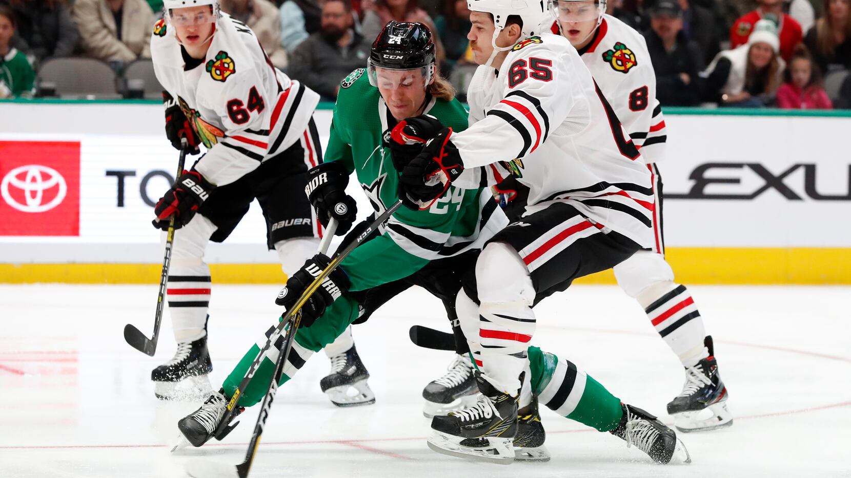Dallas Stars left wing Roope Hintz (24) attempts to take a shot as Chicago Blackhawks'...