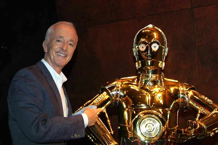 Anthony Daniels y el robot que interpreta en “Star Wars”, el famoso C-3PO (AP/BRUCE BARTON)

