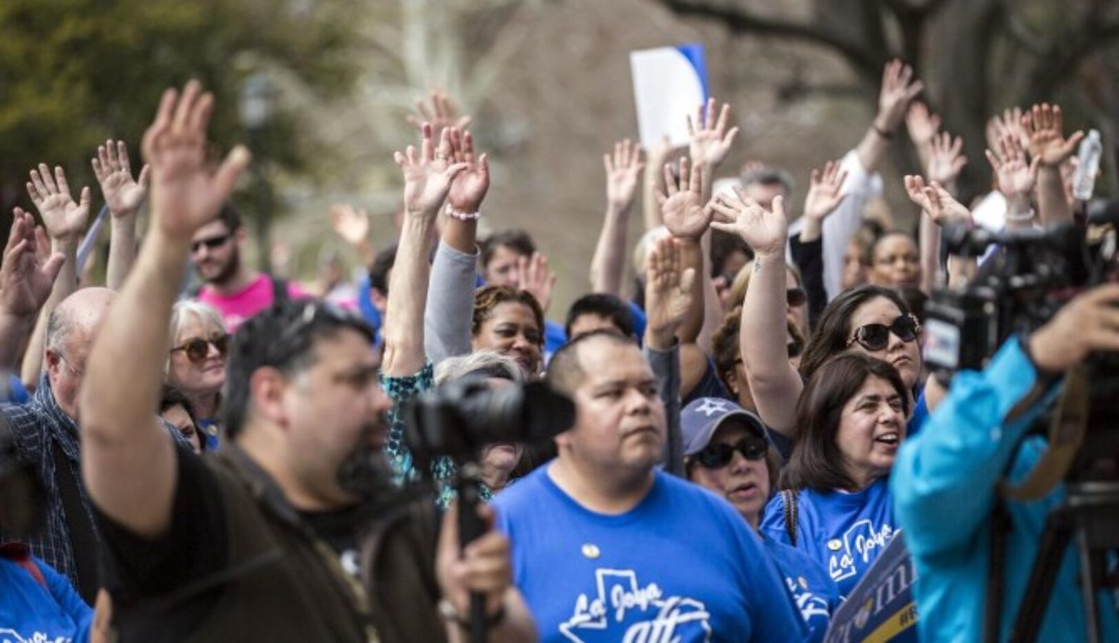 Maestros se manifiestan en Austin para exigir más financiamiento a las escuelas y menos...